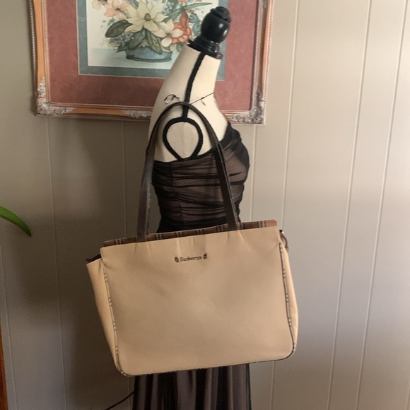 Burberry's Double Handle Large Beige Tote Shadow Horse Haymarket Check Trim GUC - Picture 12 of 13